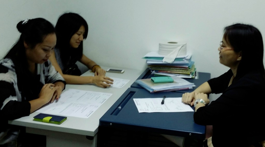 新加坡春天国际学院的学生可以参加学校组织的志愿者活动，为社会做出贡献